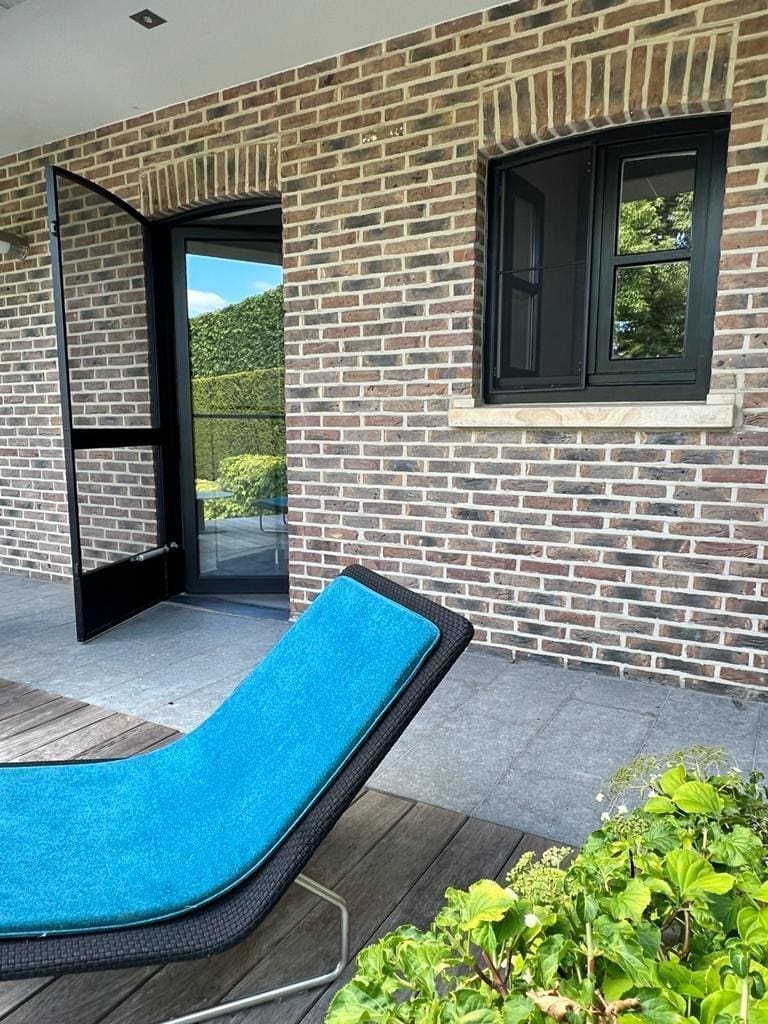 Made-to-measure fly screen door
