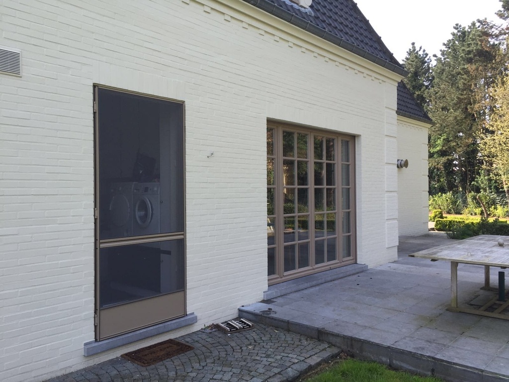 Made-to-measure fly screen door
